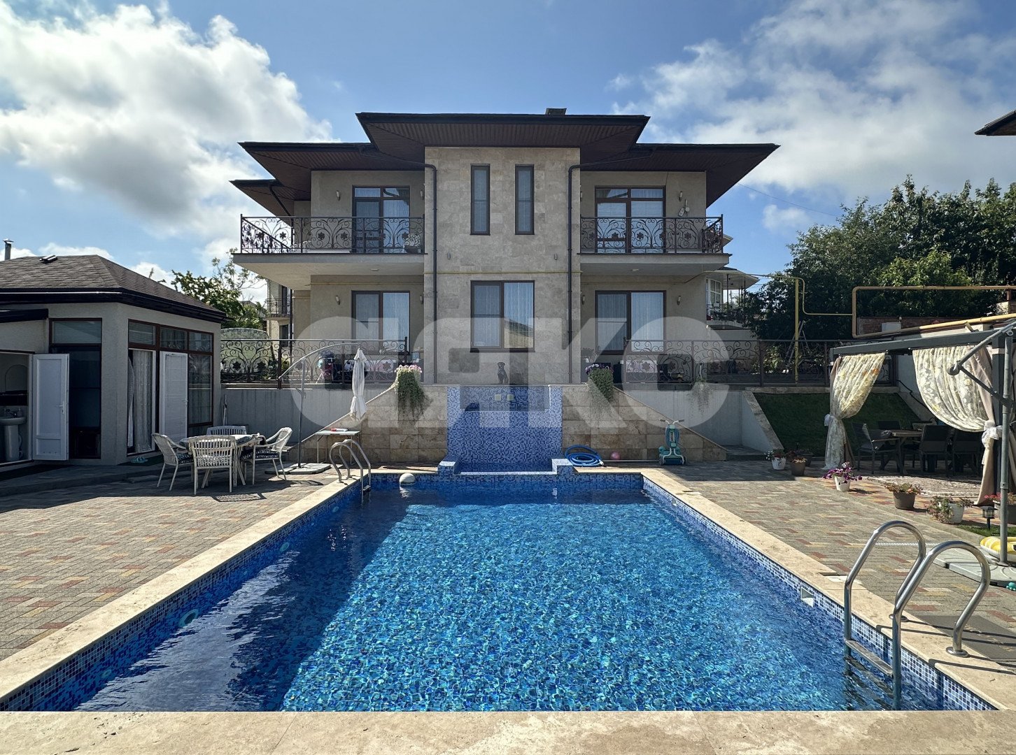 Фото №1: Дом 309 м² + 10 сот. - Супсех, ул. Офицерская